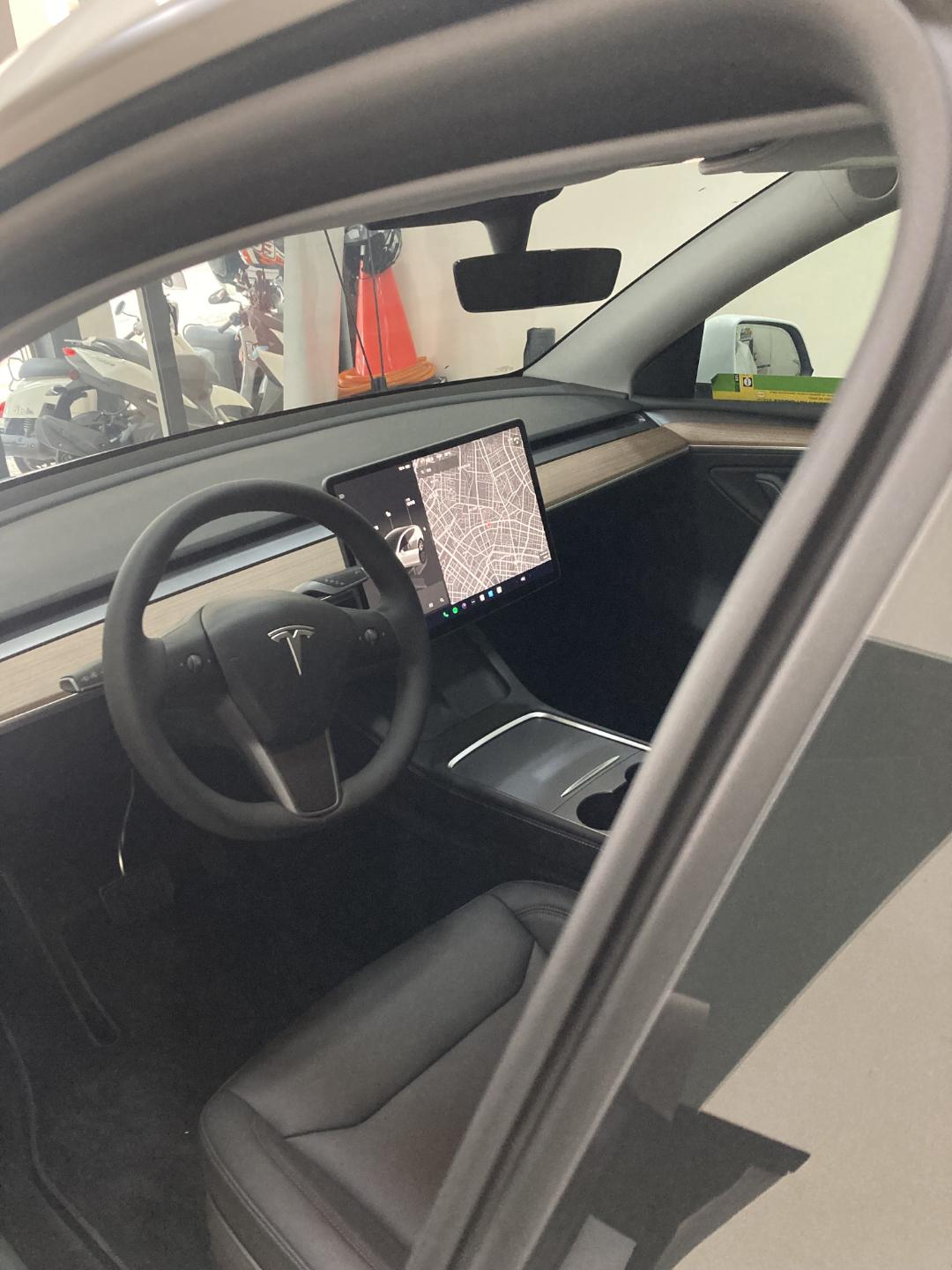 Tesla modely貼膜